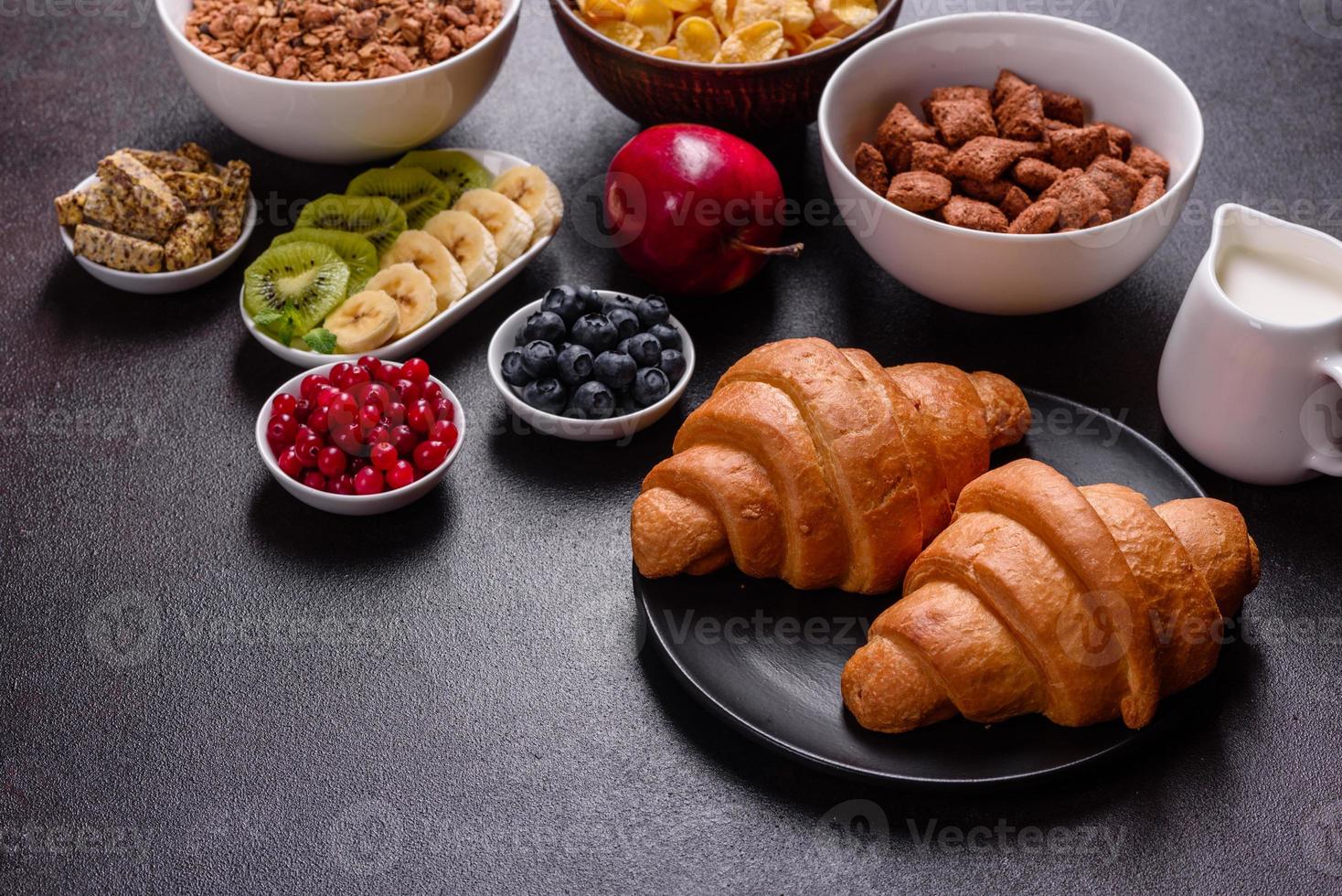 delicioso café da manhã com croissants frescos e frutas vermelhas maduras foto