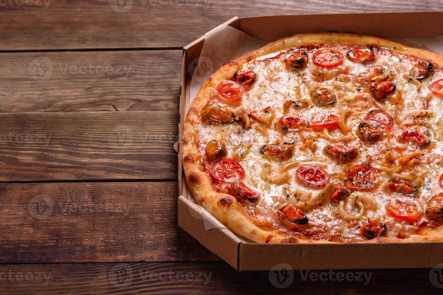 saborosa pizza fatiada com frutos do mar e tomate em um fundo de concreto foto