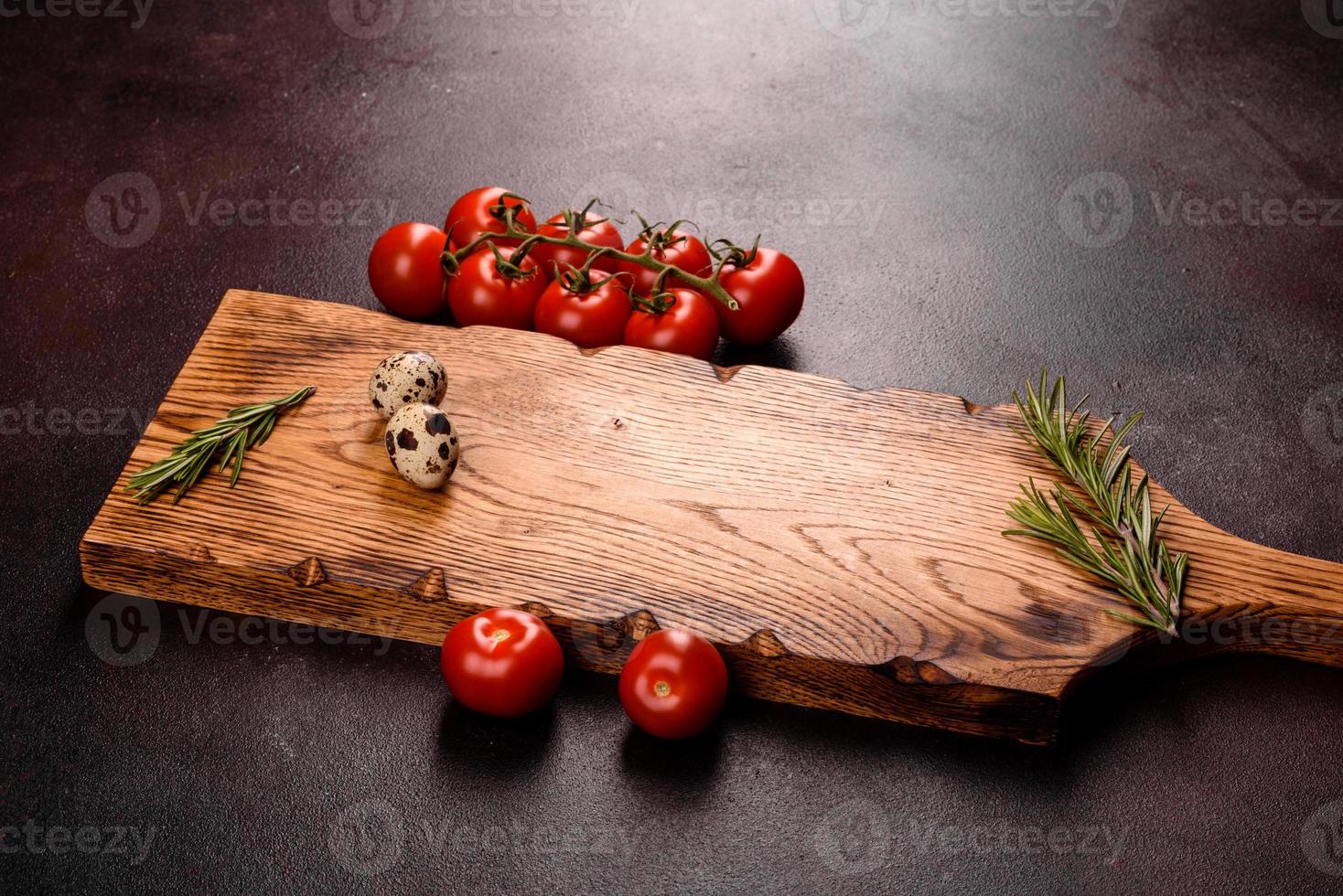 ingredientes para pasta de cozinha em um fundo escuro foto