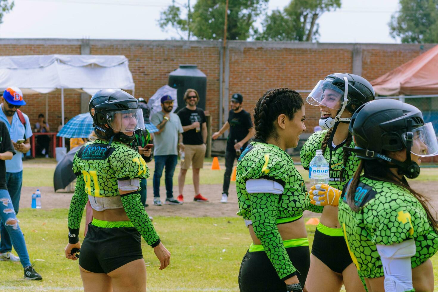 cidade, México 2023 - amigáveis jogos do mulheres americano futebol dentro México em uma plano campo em uma ensolarado dia foto