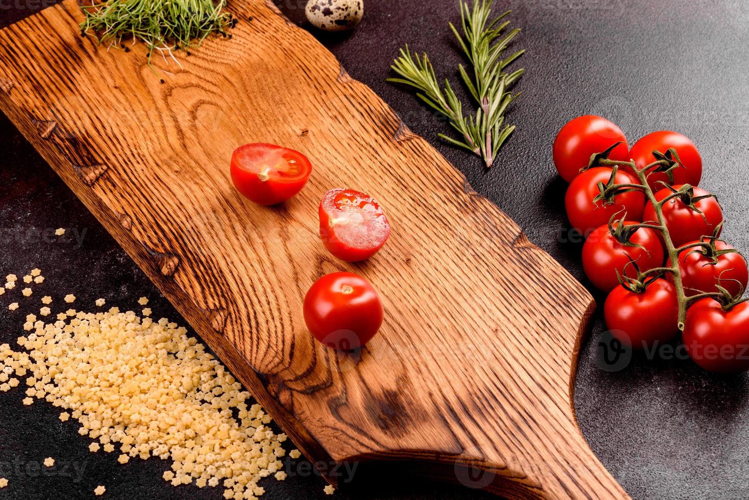 ingredientes para pasta de cozinha em um fundo escuro foto