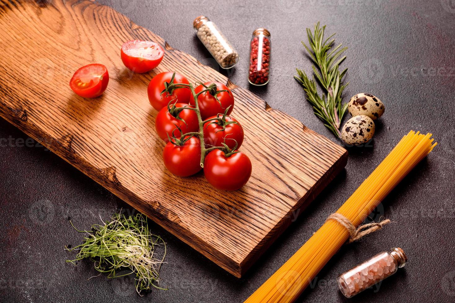 ingredientes para pasta de cozinha em um fundo escuro foto