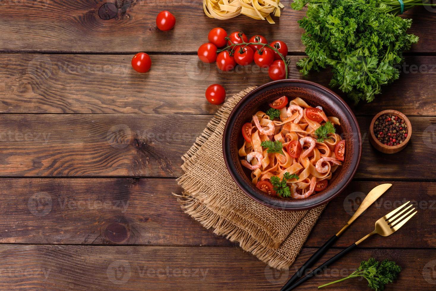 macarrão fettuccine com camarão, tomate cereja, molho, especiarias e ervas foto