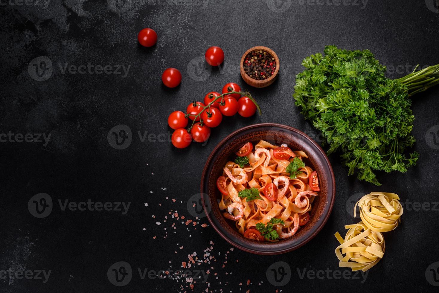 macarrão fettuccine com camarão, tomate cereja, molho, especiarias e ervas foto