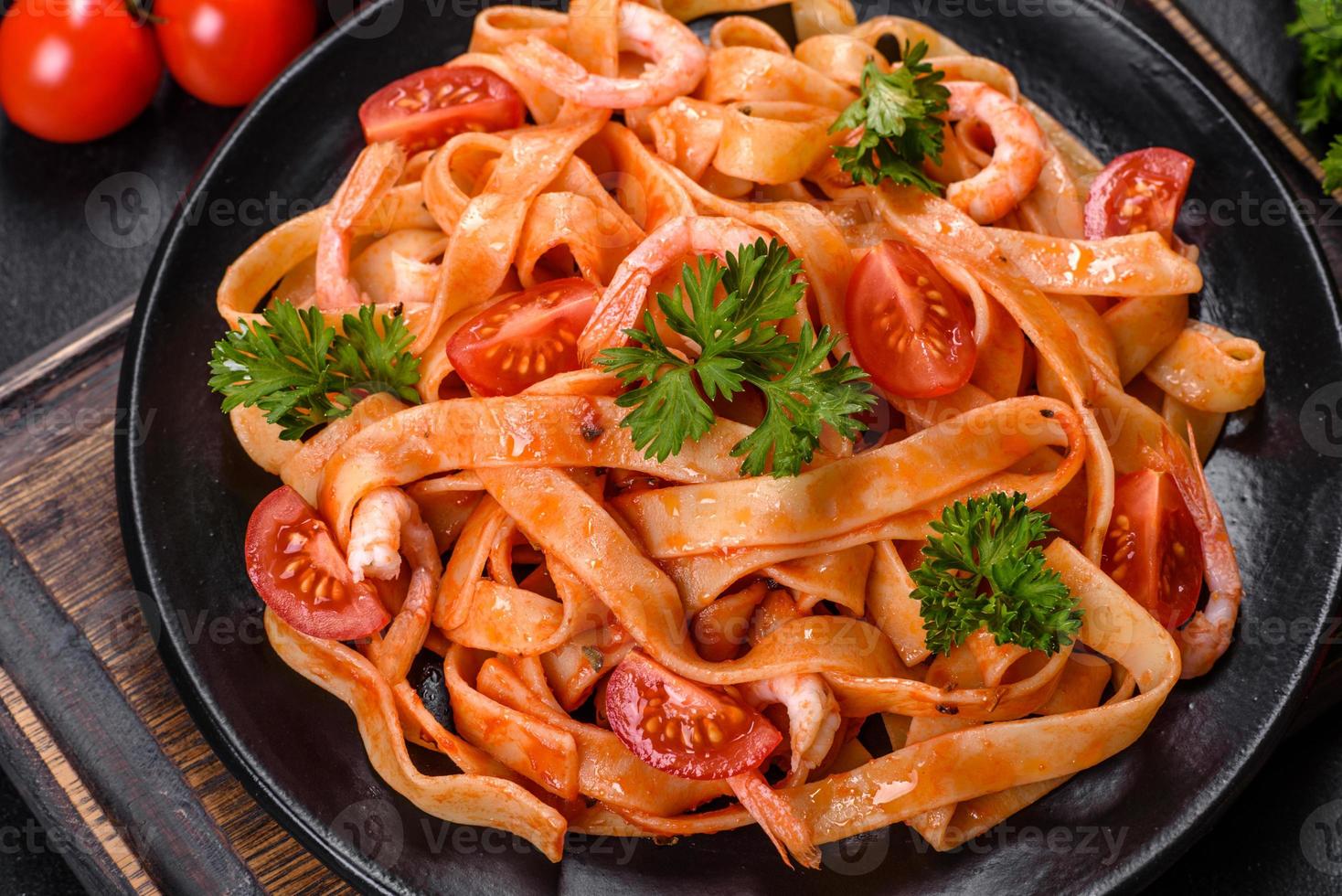 macarrão fettuccine com camarão, tomate cereja, molho, especiarias e ervas foto