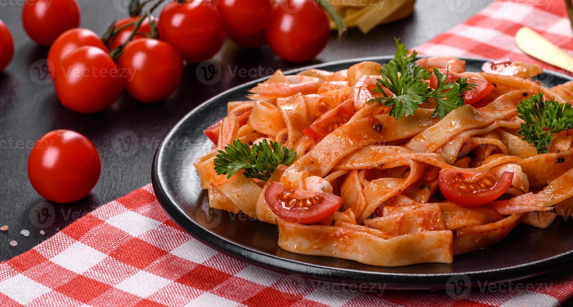 macarrão fettuccine com camarão, tomate cereja, molho, especiarias e ervas foto