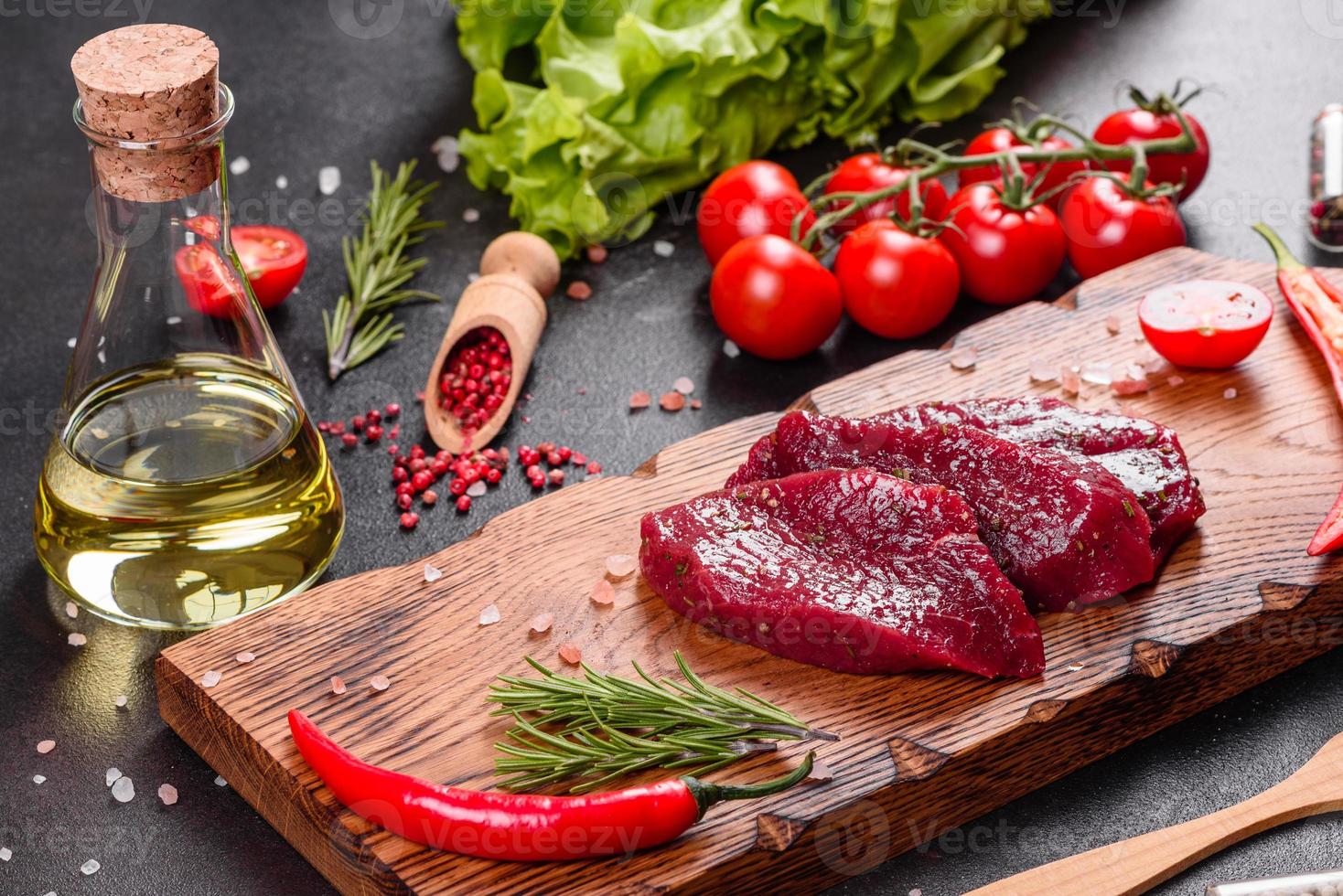 bife mignon de carne crua fresca, com sal, pimenta em grão foto