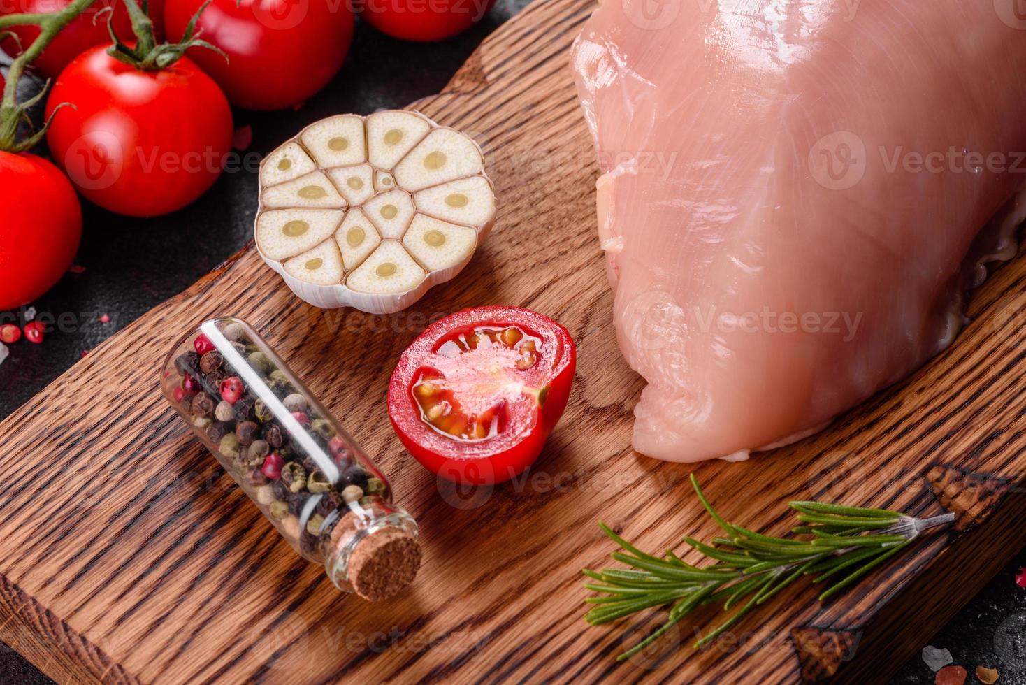 filé de frango cru fresco e vegetais preparados para cozinhar foto