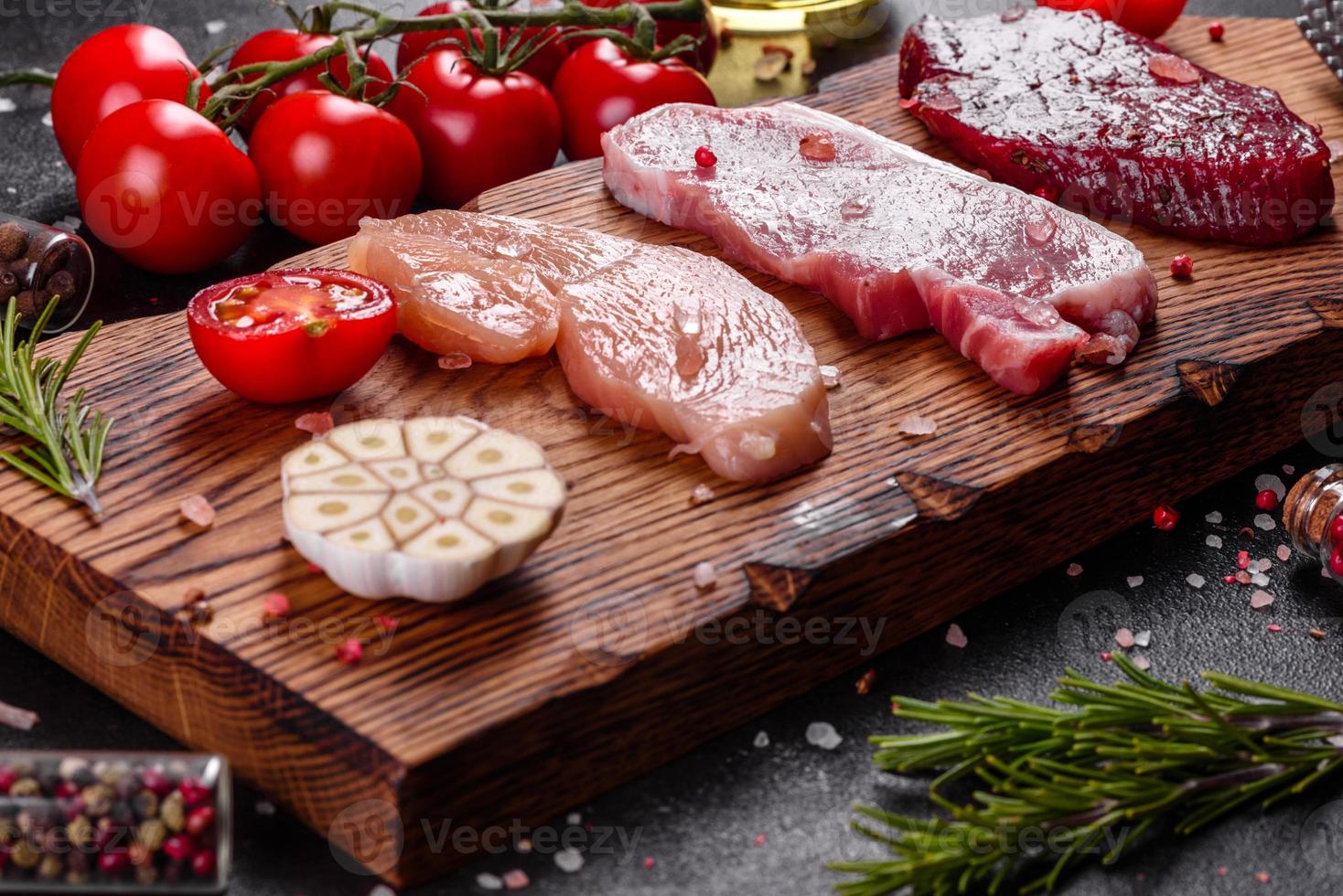 suculento bife de vaca, porco e frango com legumes foto