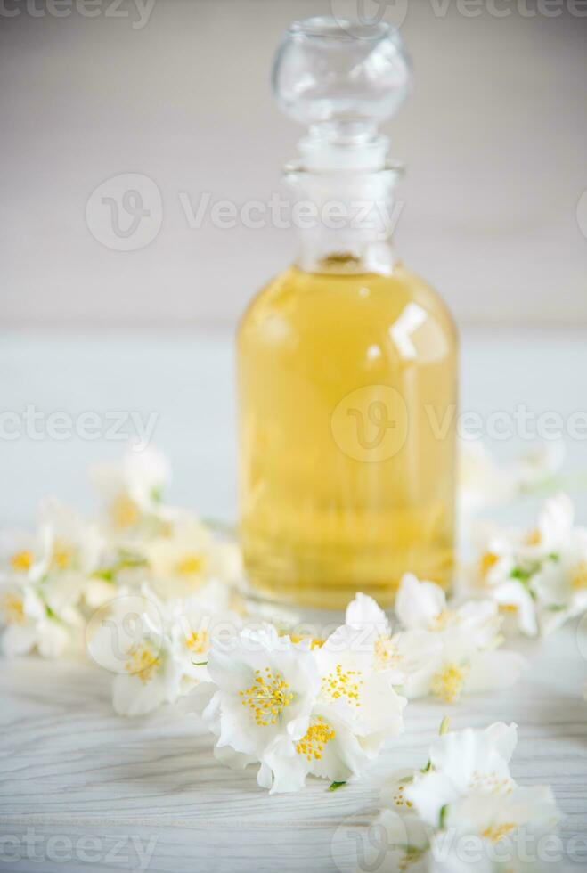 medicinal ervas tintura com jasmim dentro uma vidro garrafa foto