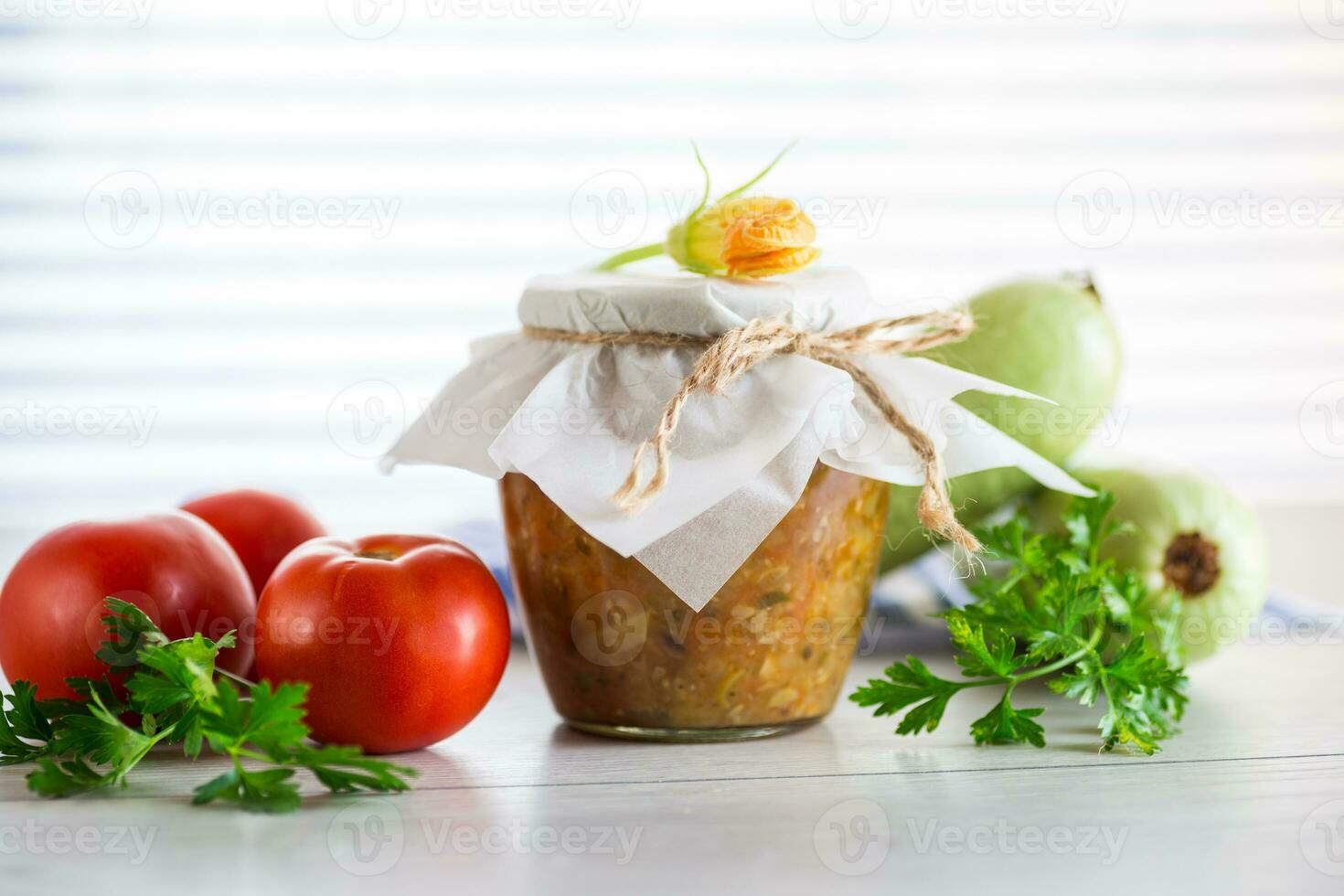 cozinhou abobrinha caviar com tomates dentro uma vidro jarra,. foto