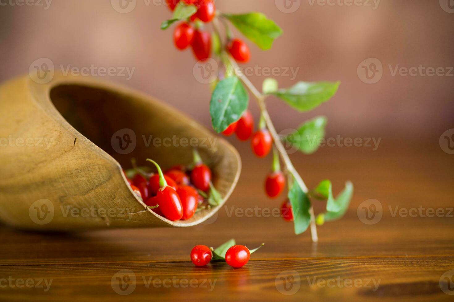 ramo com maduro vermelho goji baga em de madeira mesa foto