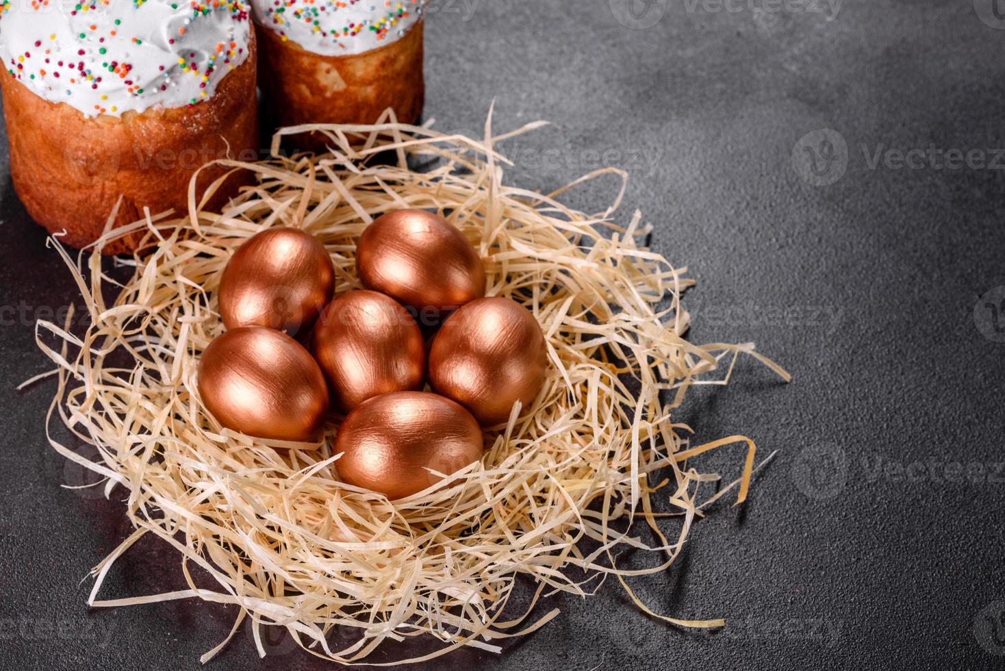 ovos de páscoa de ouro no ninho, preparação para o feriado foto
