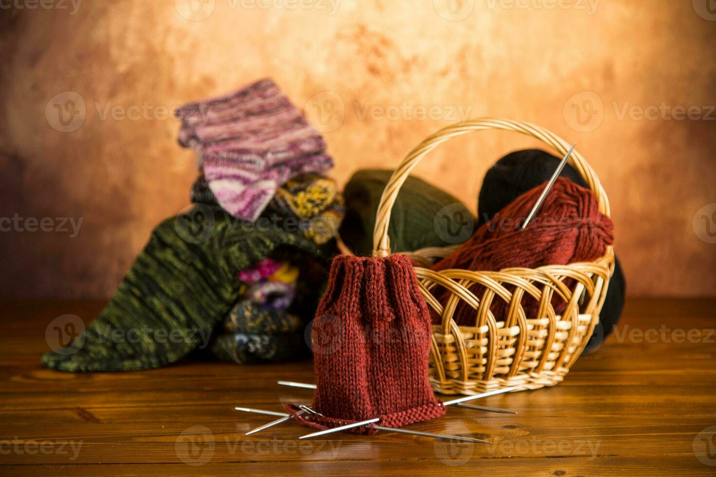 colori fio, tricô agulhas e de outros Itens para mão tricô . foto