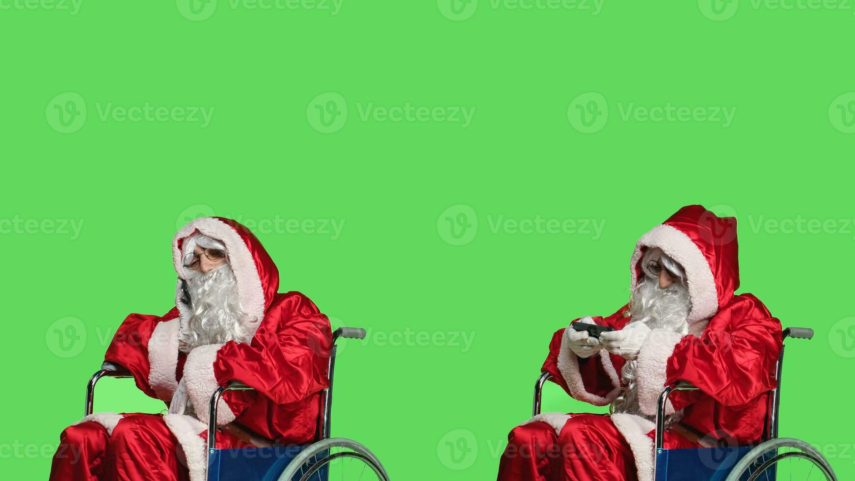 homem santa claus usando Smartphone, jogando videogames e falando em telefone ligar dentro estúdio. pessoa retratando pai Natal dentro cadeira de rodas com incapacidade, tendo Diversão jogos e conversando. foto