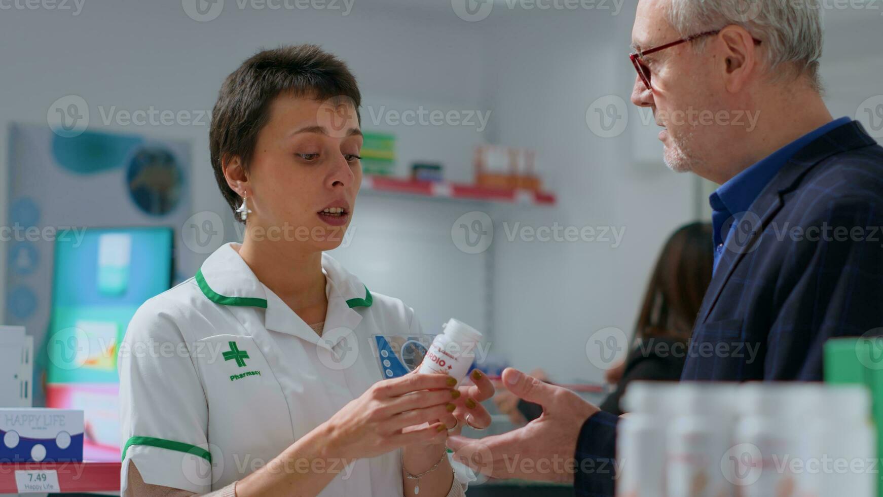 qualificado farmacêutico dentro químico fazer compras oferta paciente coração arritmia medicação pílulas para tratar doença sintomas. envelhecido homem recebendo coração ataque prevenção droga a partir de farmácia trabalhador foto