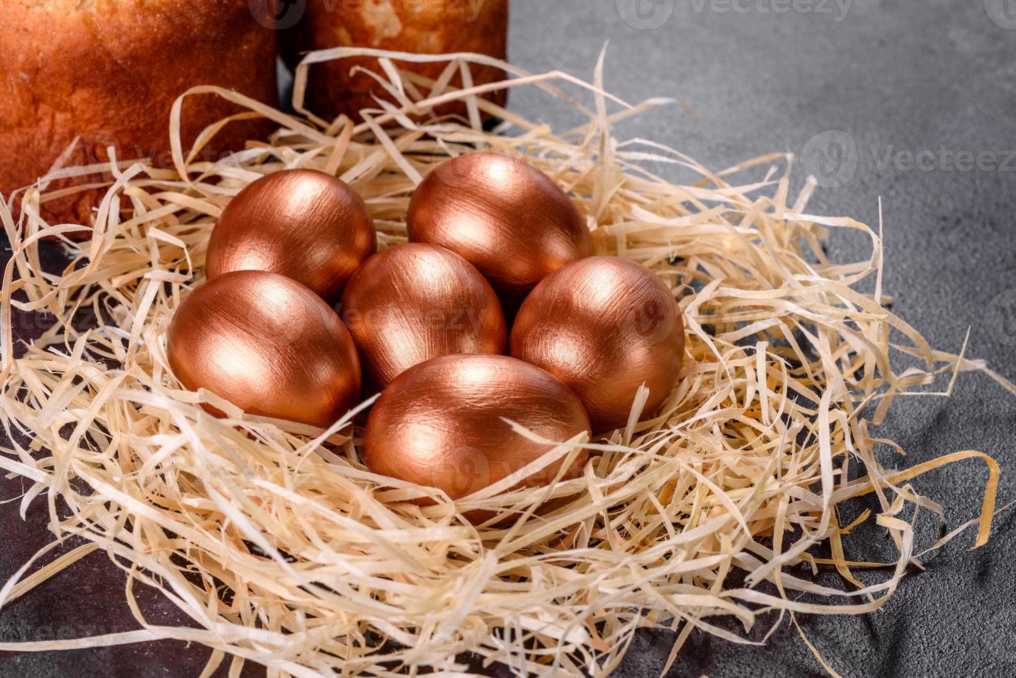 ovos de páscoa de ouro no ninho, preparação para o feriado foto