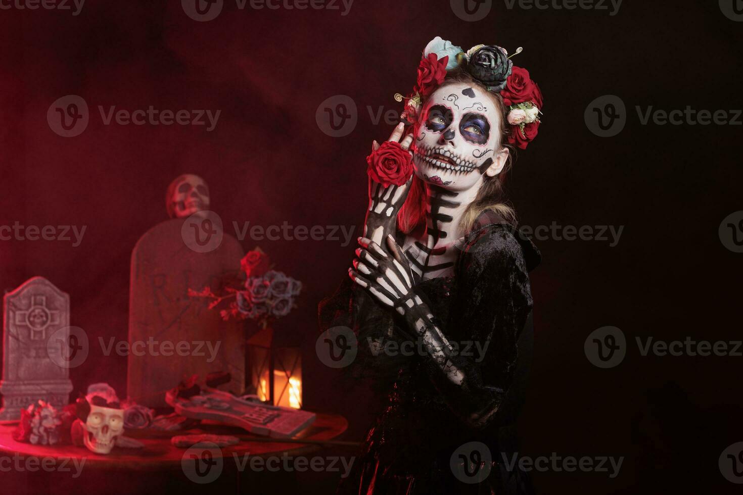 senhora do morte segurando rosas em mexicano feriado, olhando gostar santa muerte com dia das Bruxas traje e crânio faço acima. agindo arrepiante e glamour em dia do a morto celebração dentro estúdio. foto