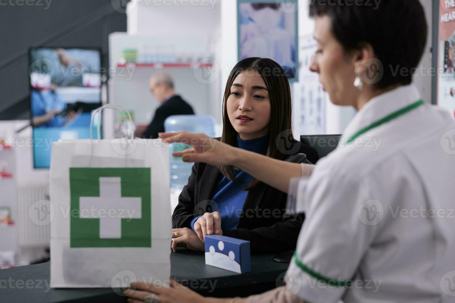 farmacia loja cliente comprando Vitamina e pagando às farmácia Confira. farmacêutico assistente vendendo suplemento para jovem ásia cliente e colocando multivitamínico pacote dentro pacote foto