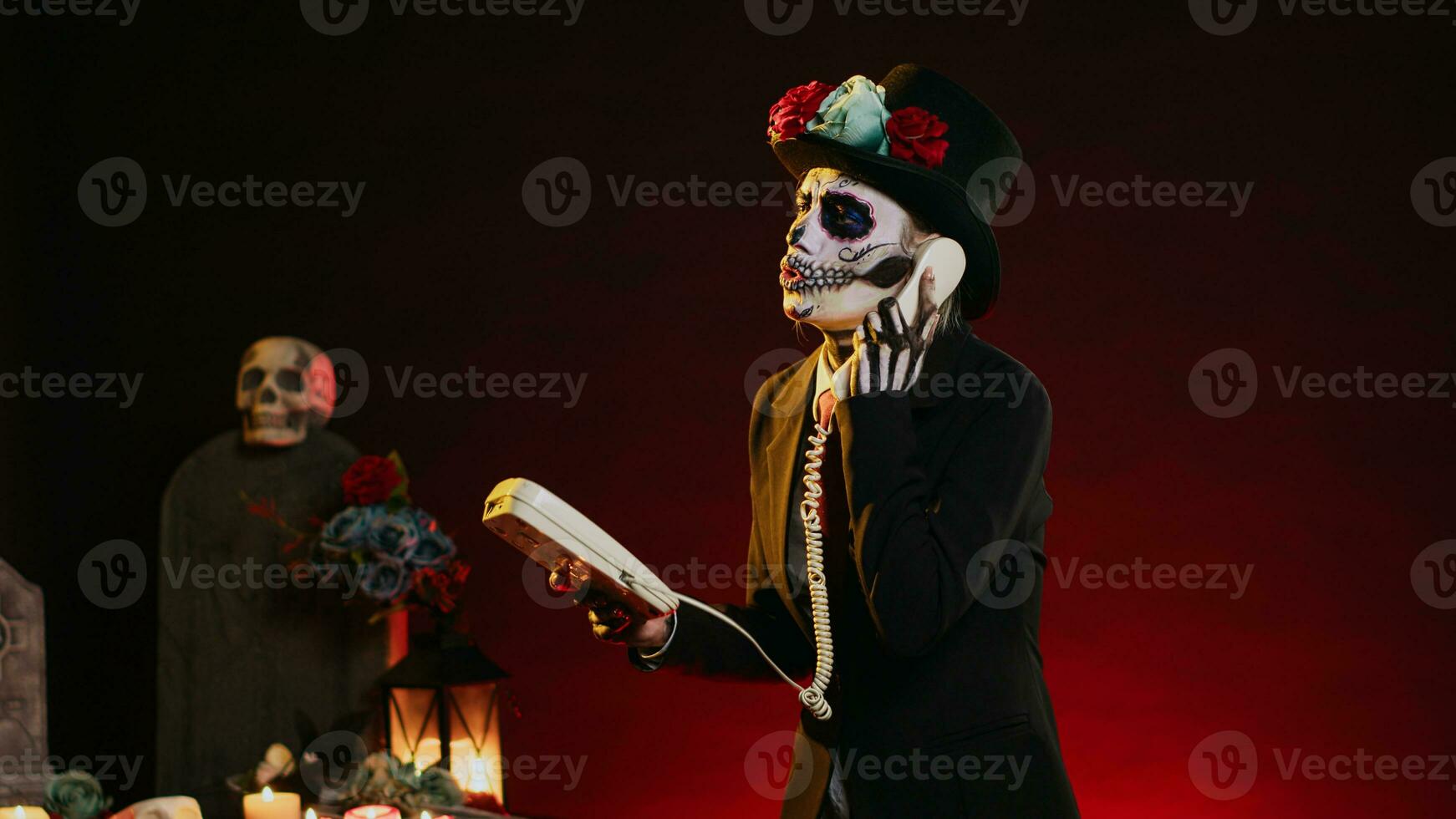 deusa do morte senhora usando telefone fixo telefone dentro estúdio, falando em cordão Telefone e a comemorar piedosos cavalera catrina. vestindo mexicano entidade traje e crânio corpo arte. portátil tomada. foto