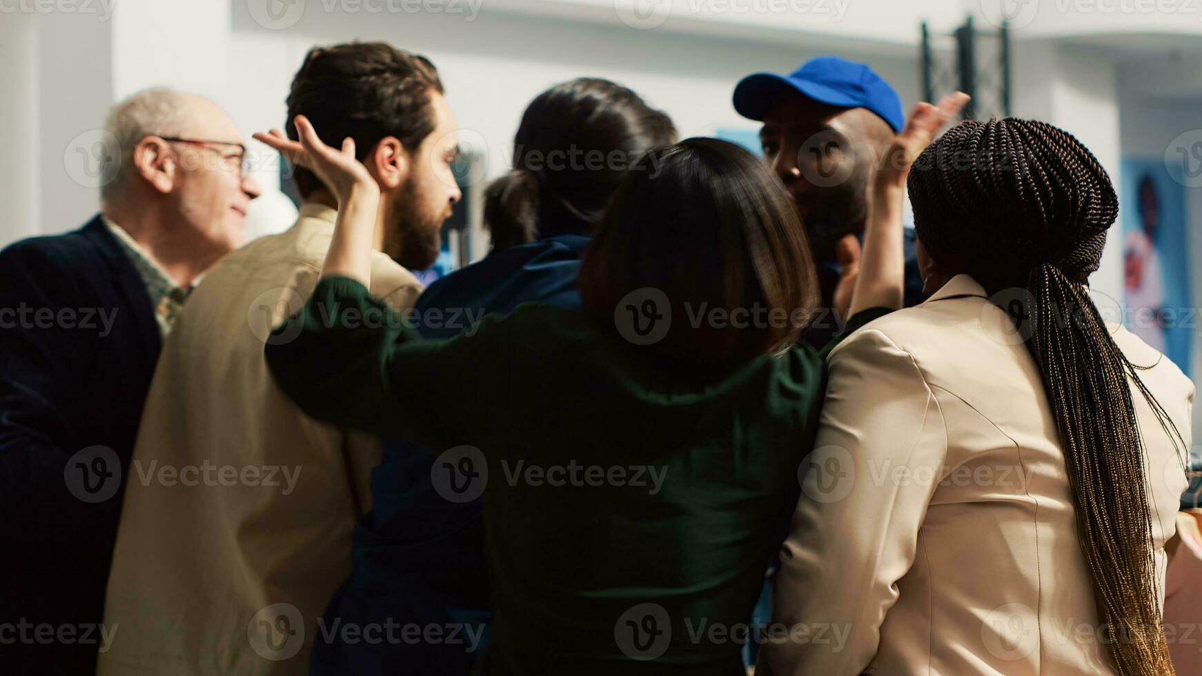 Fora do ao controle multidão do louco compradores empurrando através barreira em Preto Sexta-feira evento, tentando para pegue Acesso para dentro compras Centro. brigando dentro roupas loja para pegue melhor descontos. portátil tomada. foto