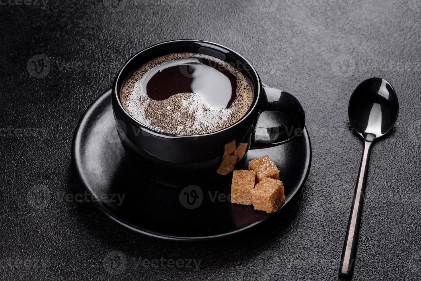 uma xícara de café fresco e perfumado da manhã para um começo de dia alegre foto