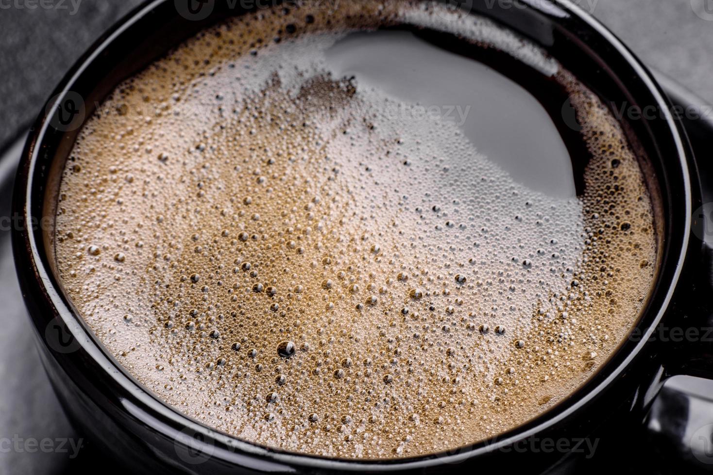 uma xícara de café fresco e perfumado da manhã para um começo de dia alegre foto