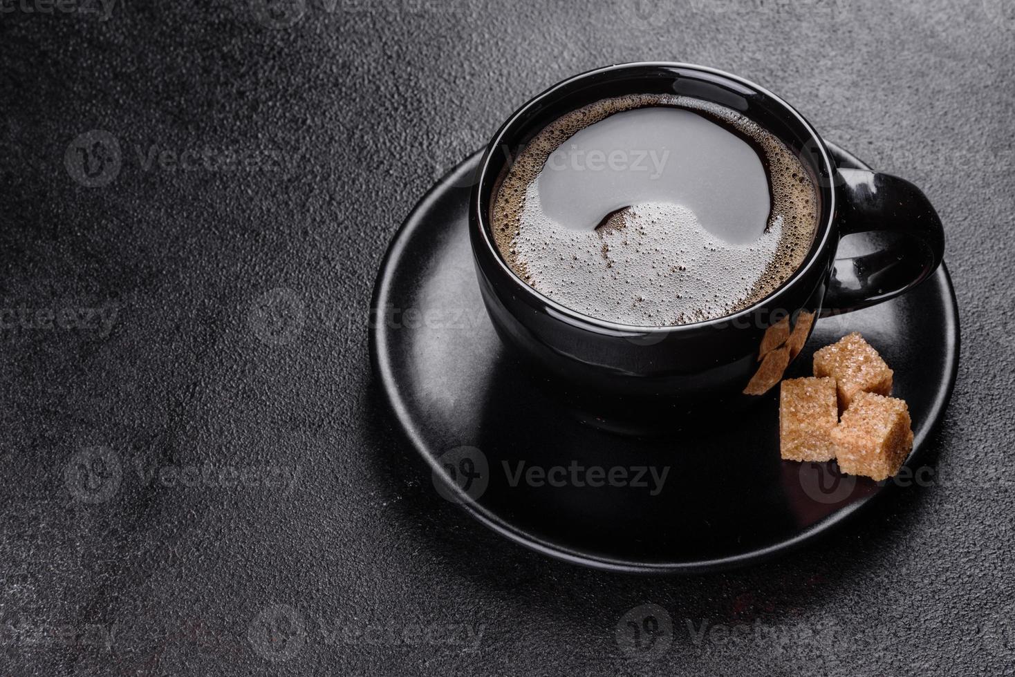 uma xícara de café fresco e perfumado da manhã para um começo de dia alegre foto