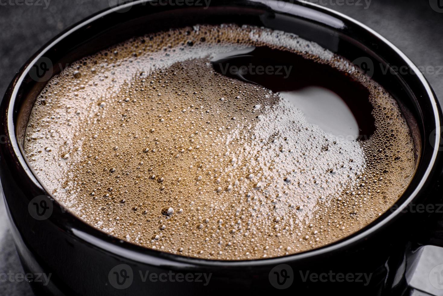 uma xícara de café fresco e perfumado da manhã para um começo de dia alegre foto