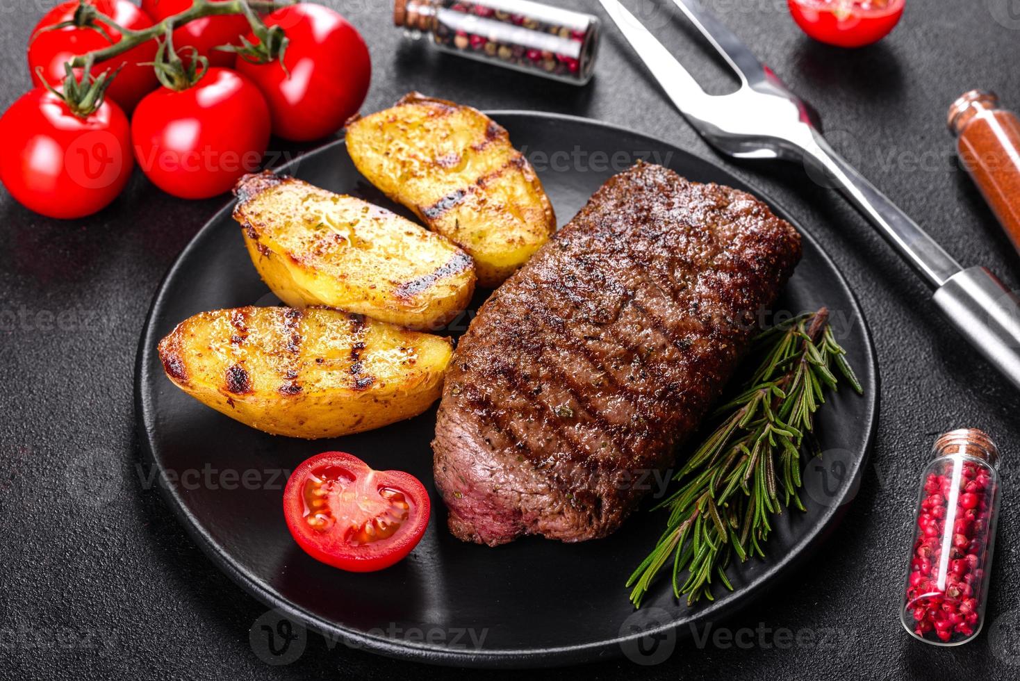 bife de lombo com batata, cebola e tomate cereja foto