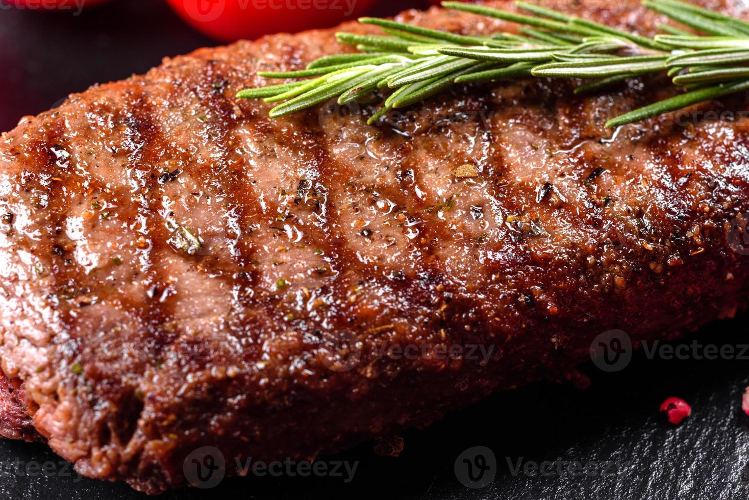 bife de lombo com batata, cebola e tomate cereja foto