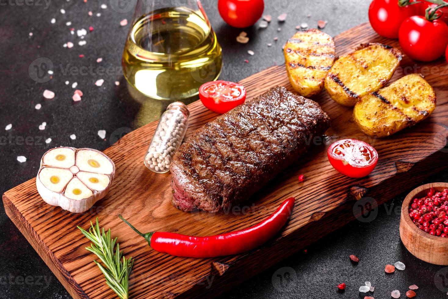 bife de lombo com batata, cebola e tomate cereja foto