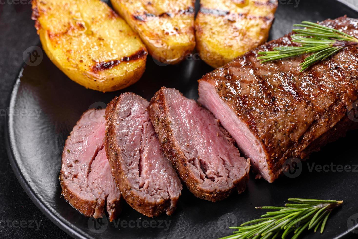 bife de lombo com batata, cebola e tomate cereja foto