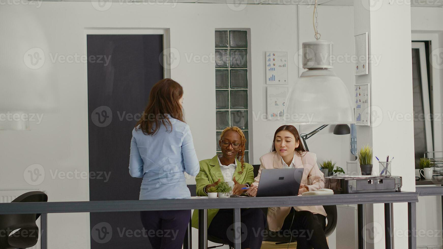 empregados equipe planejamento desenvolvimento dentro reunião, falando sobre comece colaboração e olhando às papéis com análise. colegas pensando sobre o negócio soluções dentro agência escritório. foto