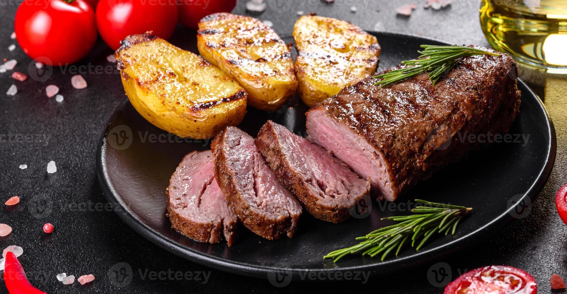 bife de lombo com batata, cebola e tomate cereja foto