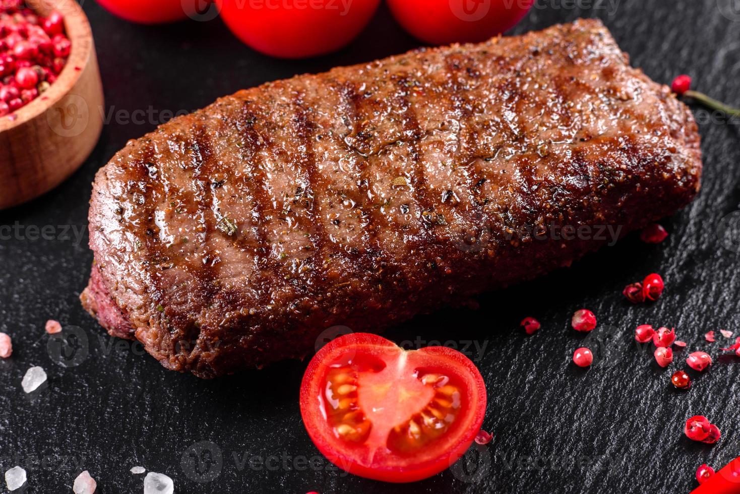 bife de lombo com batata, cebola e tomate cereja foto