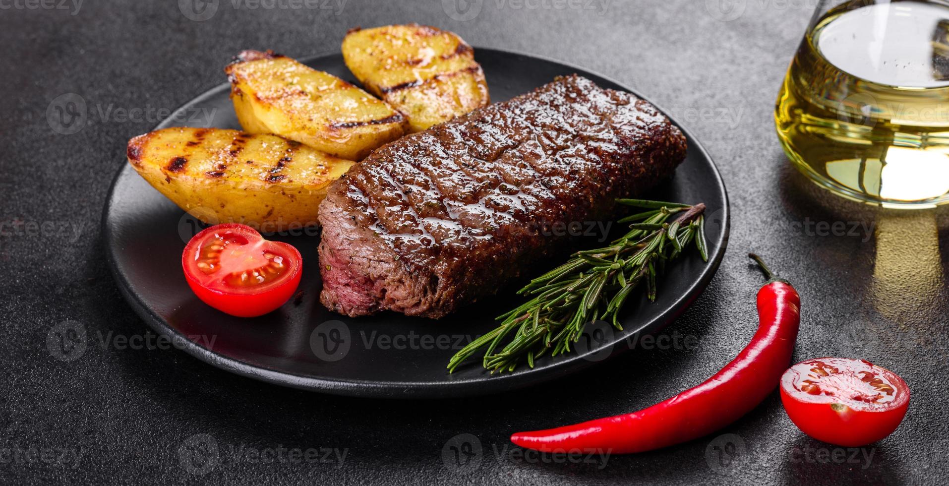 bife de lombo com batata, cebola e tomate cereja foto