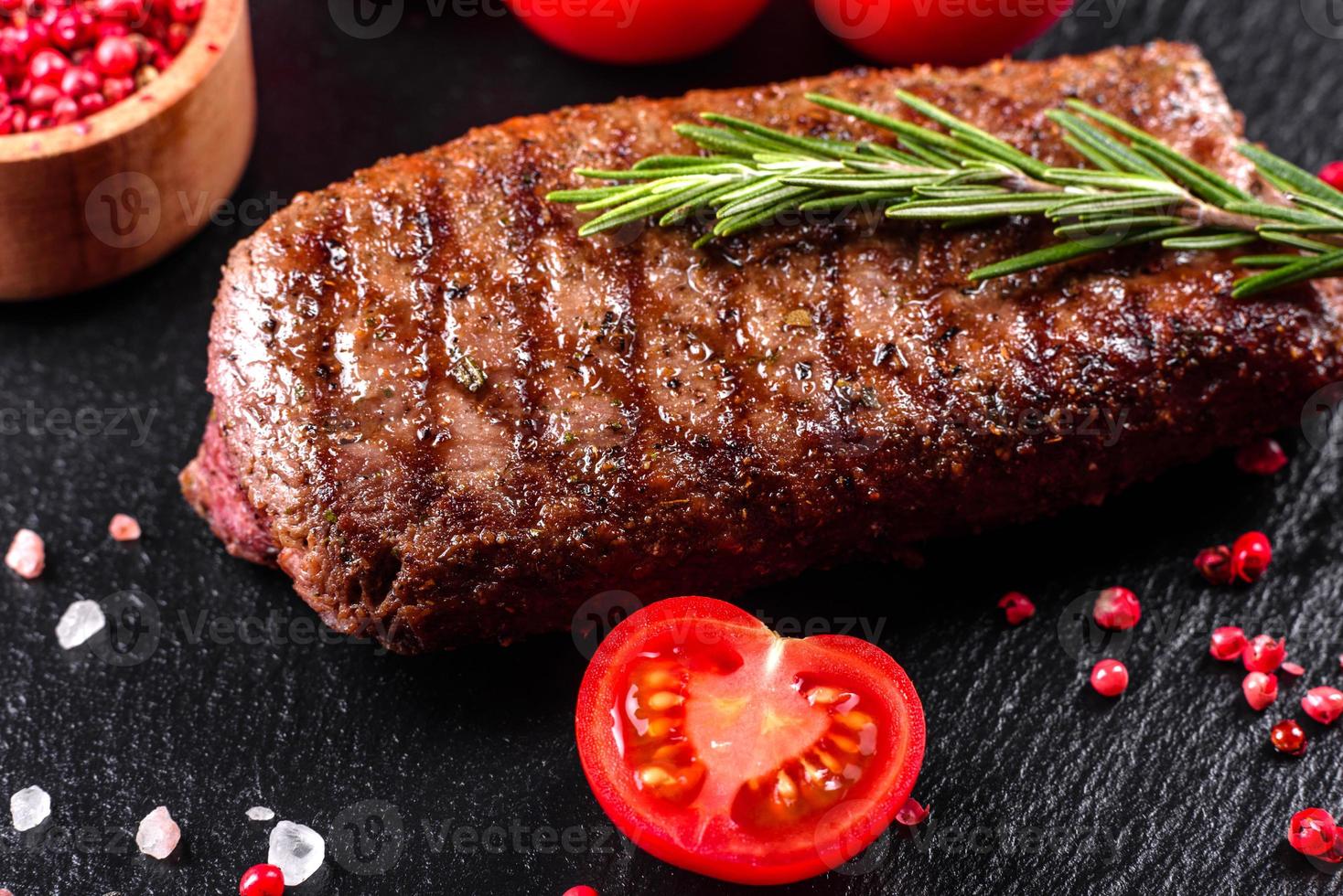 bife de lombo com batata, cebola e tomate cereja foto