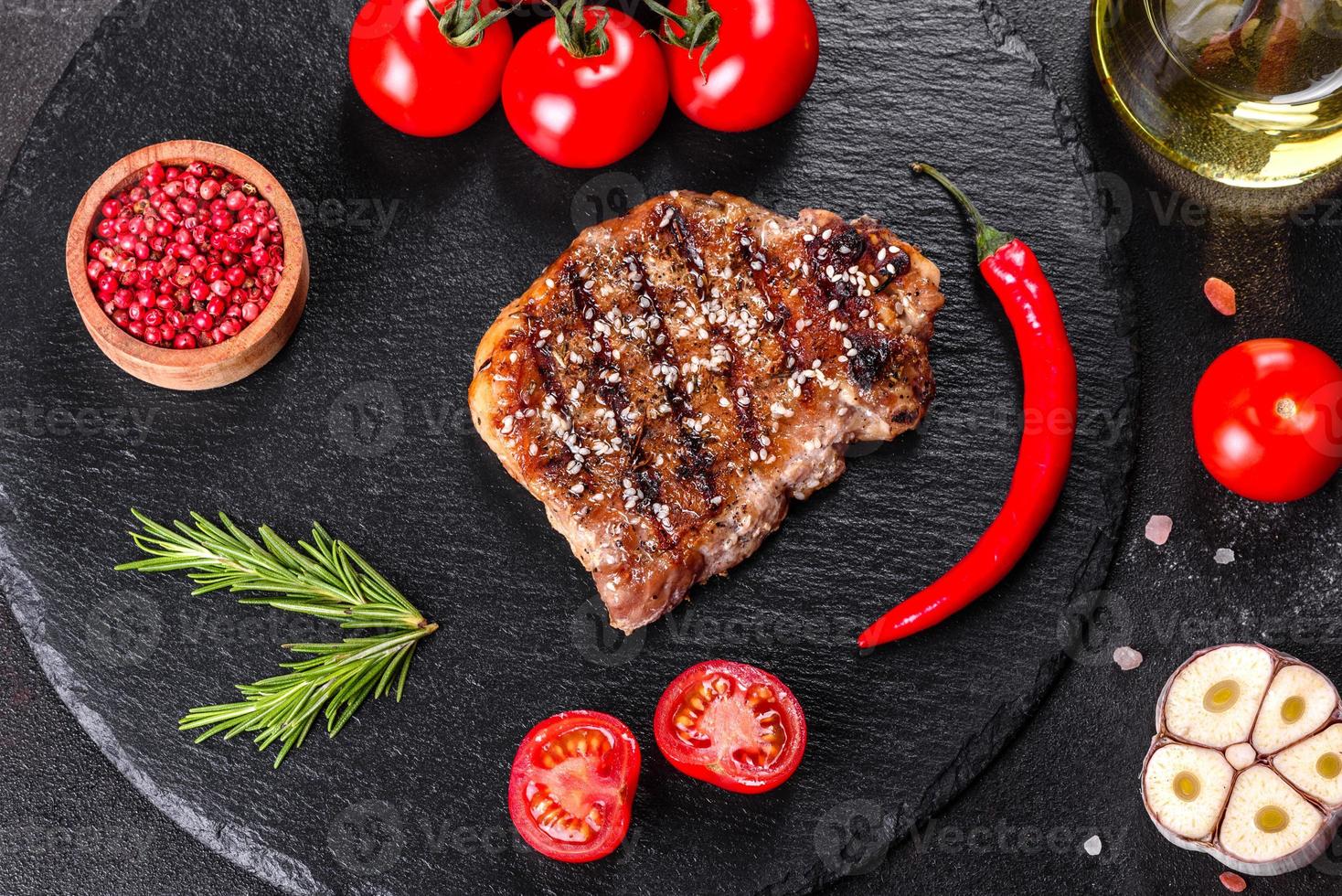 bife de lombo com batata, cebola e tomate cereja foto