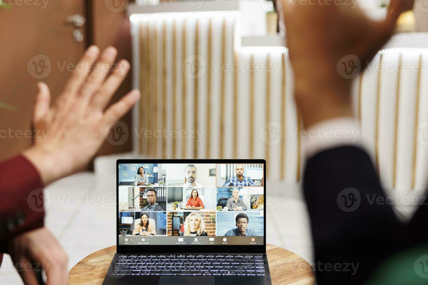 empresários em instruções teletrabalho encontro dentro hotel recepção salão, pessoas usando Video chamada conexão conectados para discutir Novo parceria Ideias. empreendedores viajando para trabalhos finalidades fora do país. foto