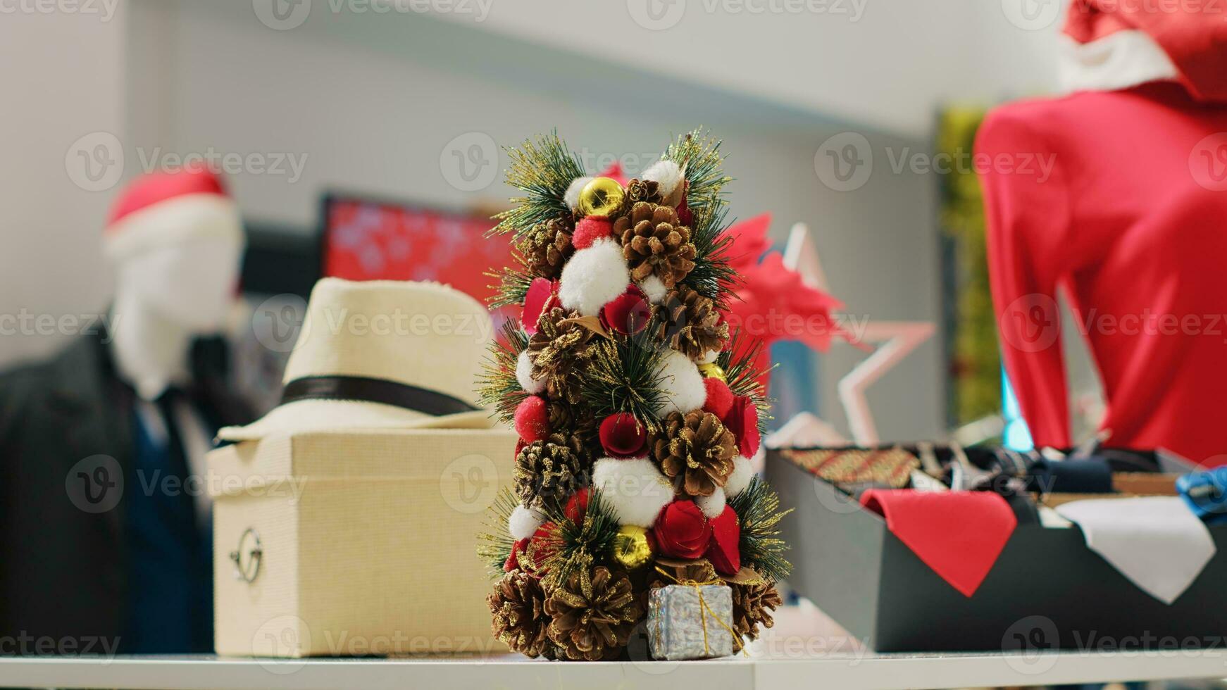 fechar acima tiro do festivo Natal decorações dentro roupas loja durante inverno feriado temporada. exibição do natal enfeites, guirlandas e formal vestuário roupas dentro moda boutique foto