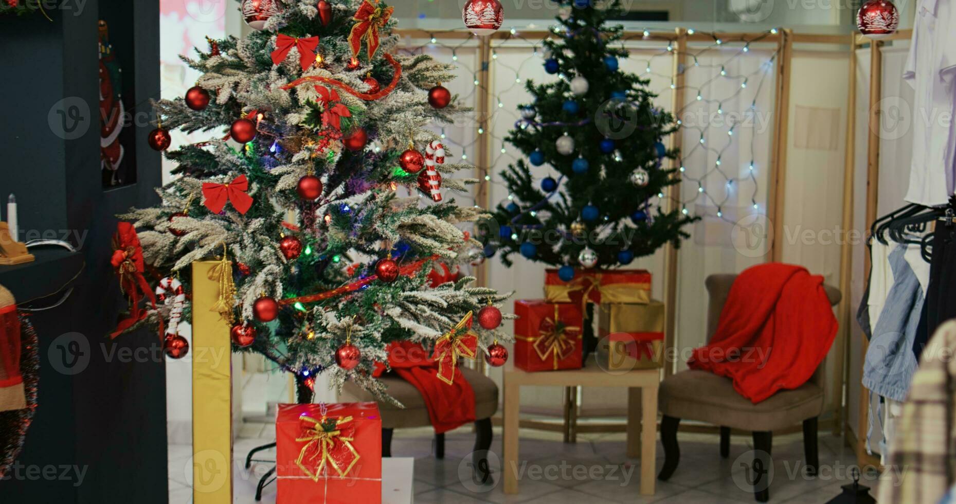 boneca dentro tiro do festivo roupas loja preenchidas com belas decorado Natal árvore, ouropel guirlandas, vermelho pacote apresenta e de outros enfeites durante inverno feriado estação foto