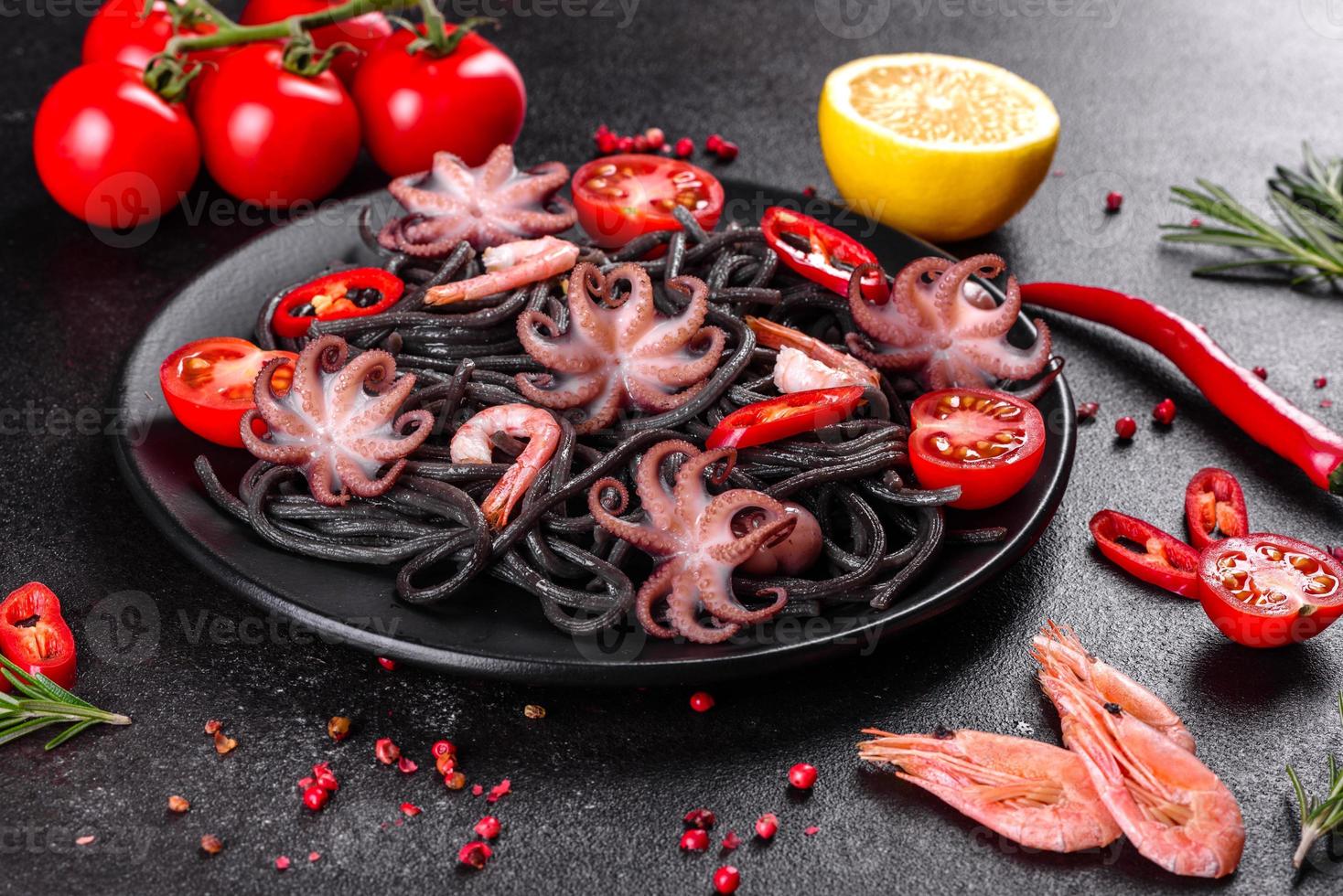 macarrão preto de frutos do mar com camarão, polvo e mexilhões foto