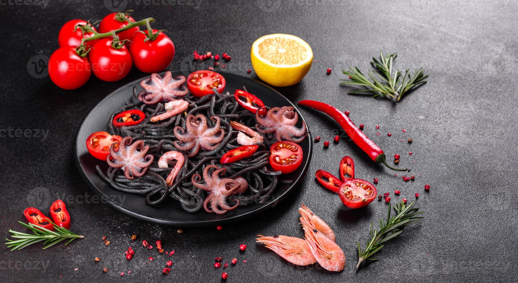 macarrão preto de frutos do mar com camarão, polvo e mexilhões foto