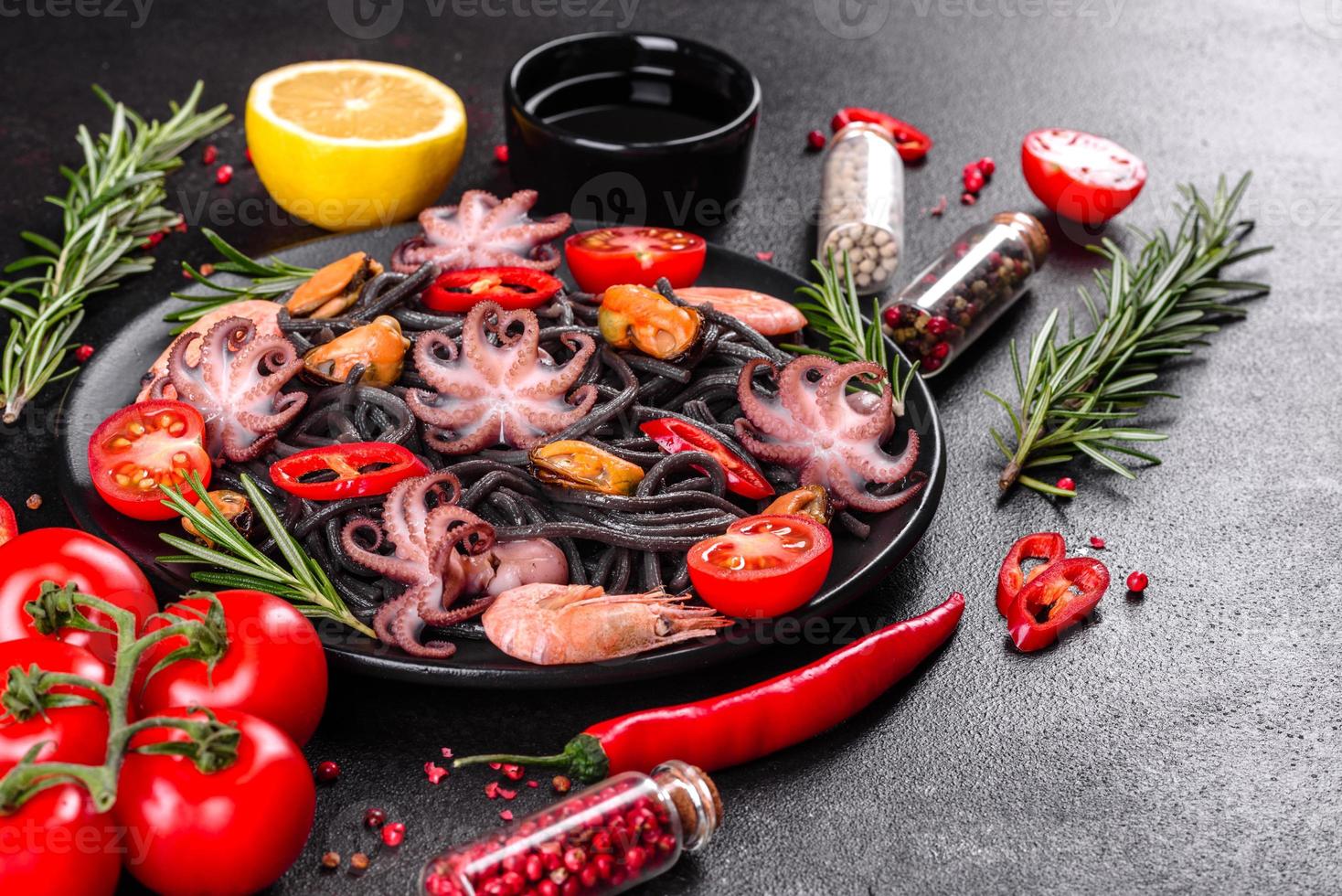 macarrão preto de frutos do mar com camarão, polvo e mexilhões foto