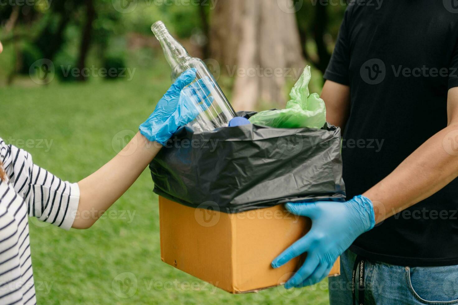 pessoas mão segurando lixo garrafa plástico e vidro colocando para dentro reciclar bolsa. plástico conceito. foto