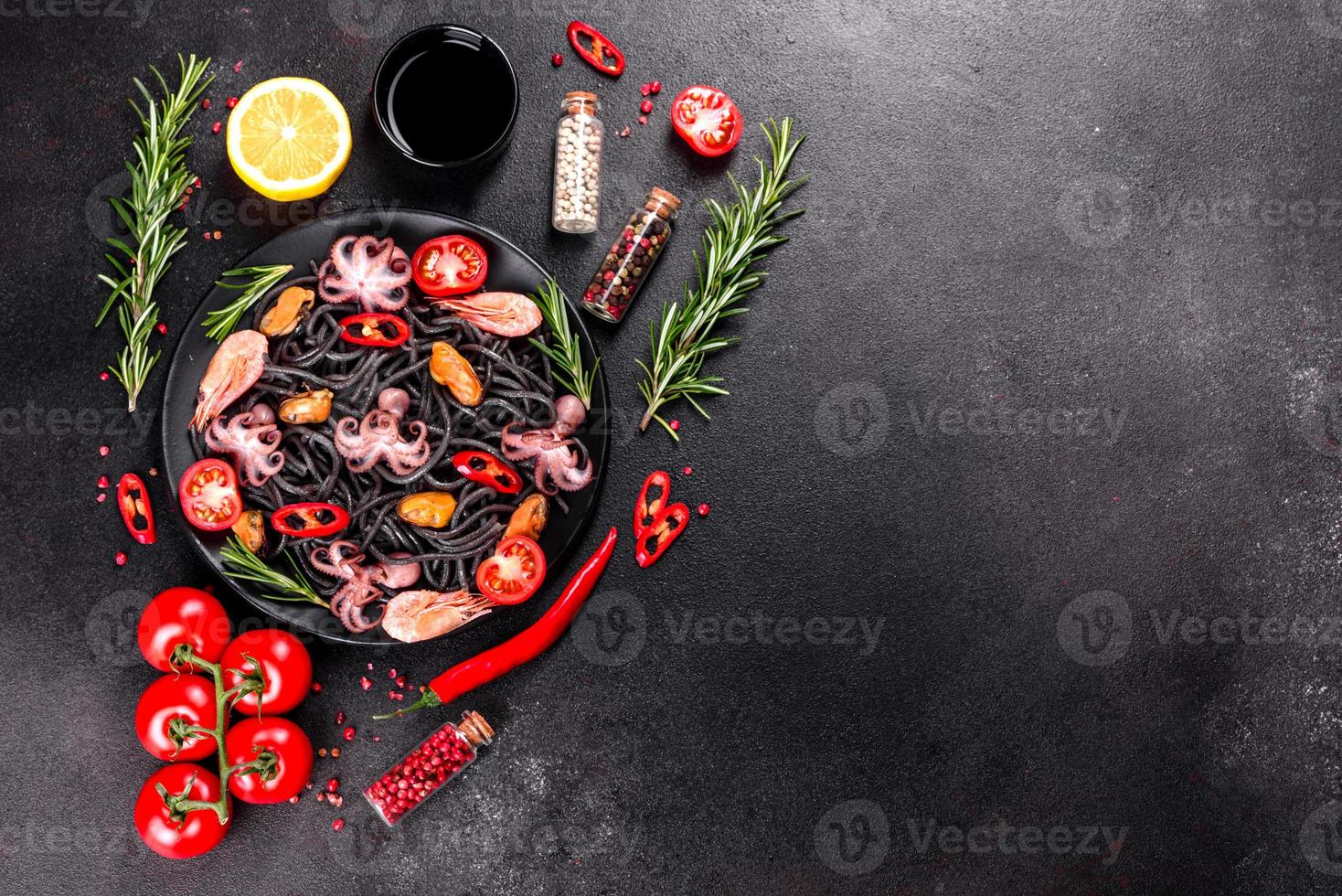 macarrão preto de frutos do mar com camarão, polvo e mexilhões foto