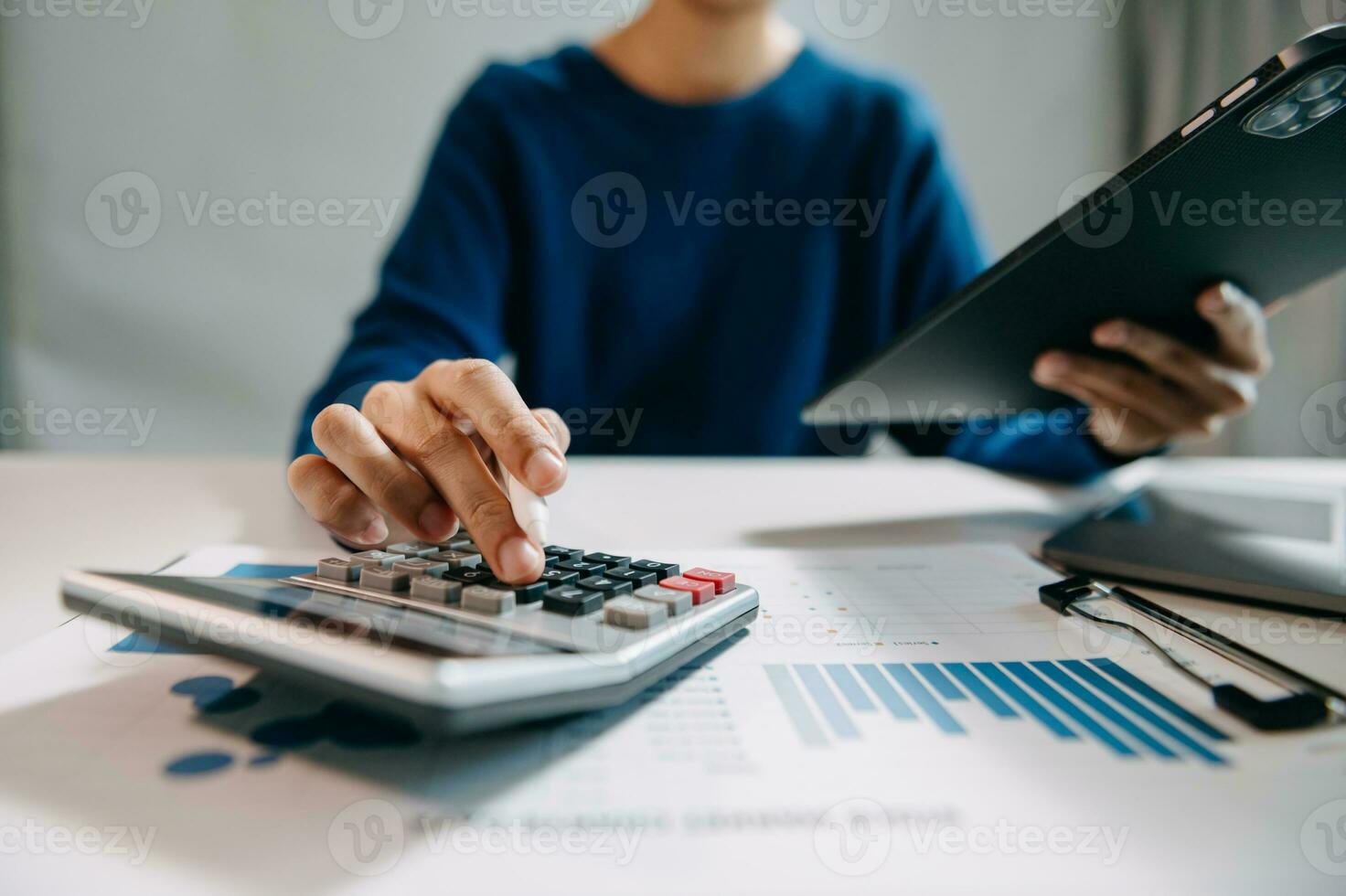 fechar acima do empresária ou contador mão digitando computador portátil trabalhando para calcular em escrivaninha sobre custo às escritório. foto