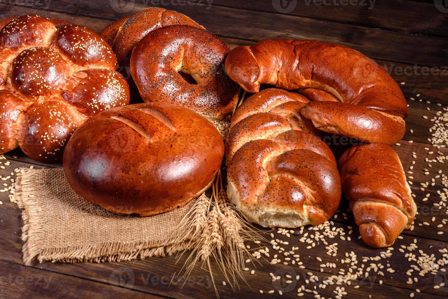 composição de pães doces recém-assados com papoula e geleia foto