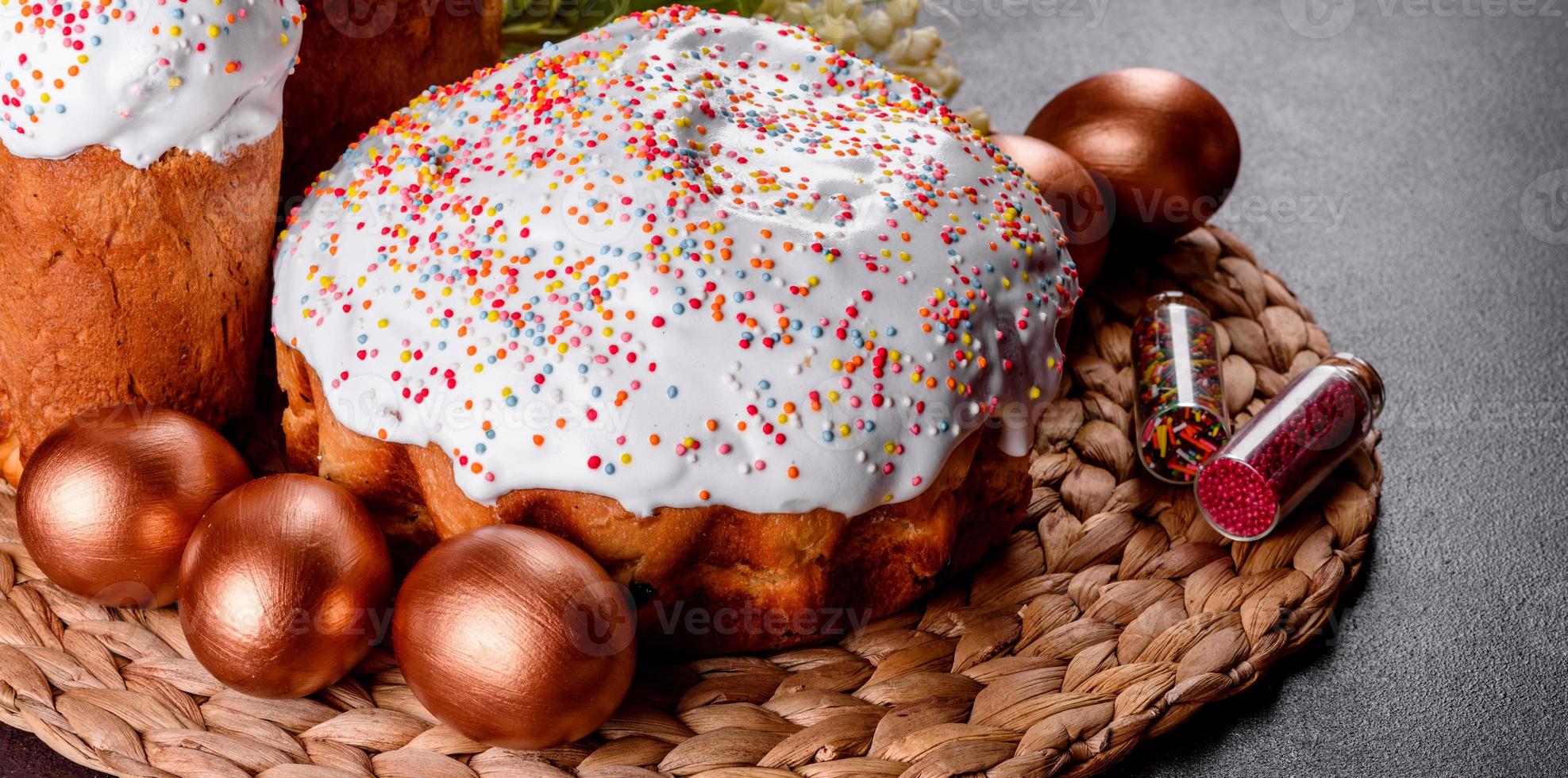 ovos de páscoa ouro e bronze e bolo de páscoa em fundo escuro foto